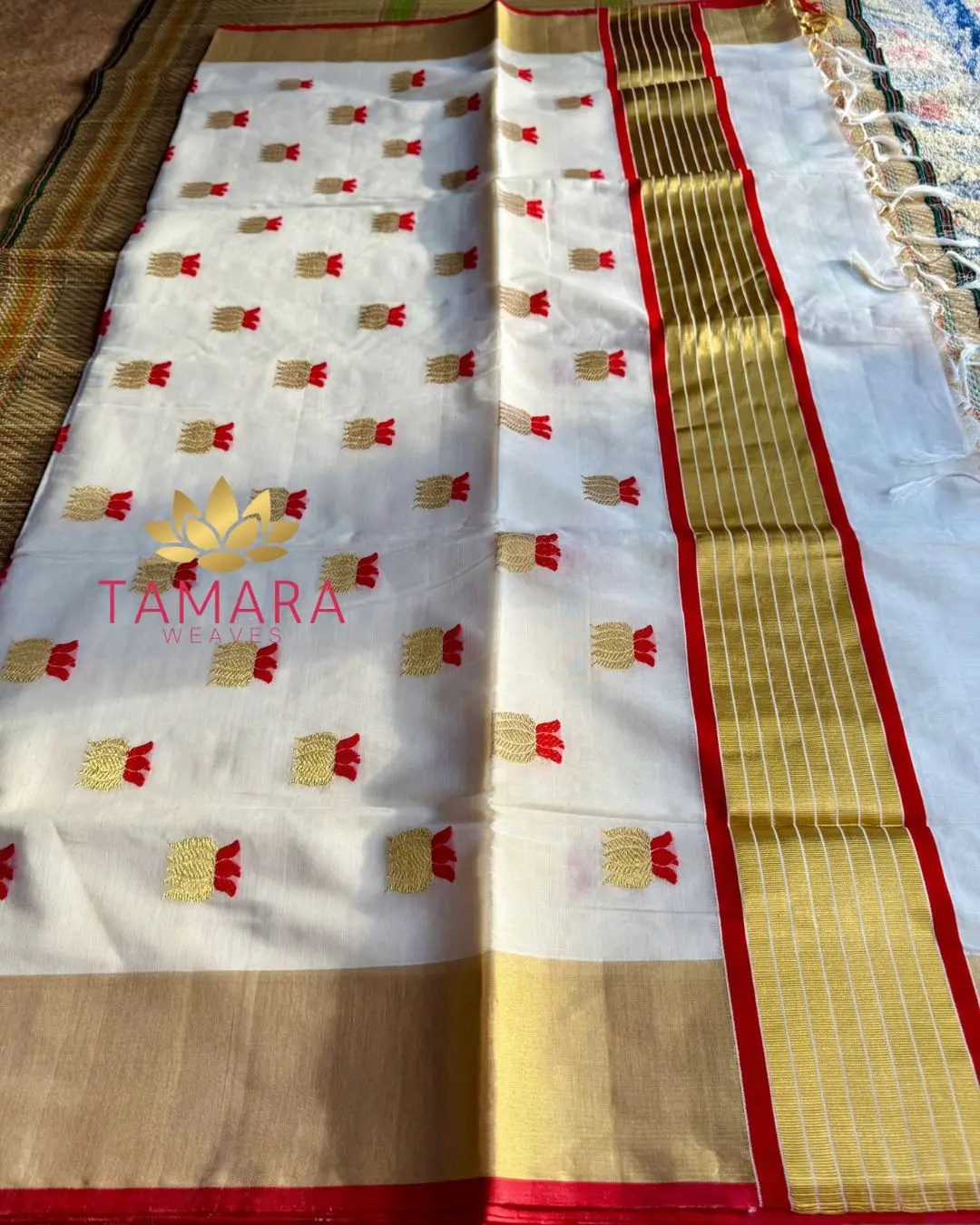 Tamara premium handloom lotus motif cotton saree - red - Image 2